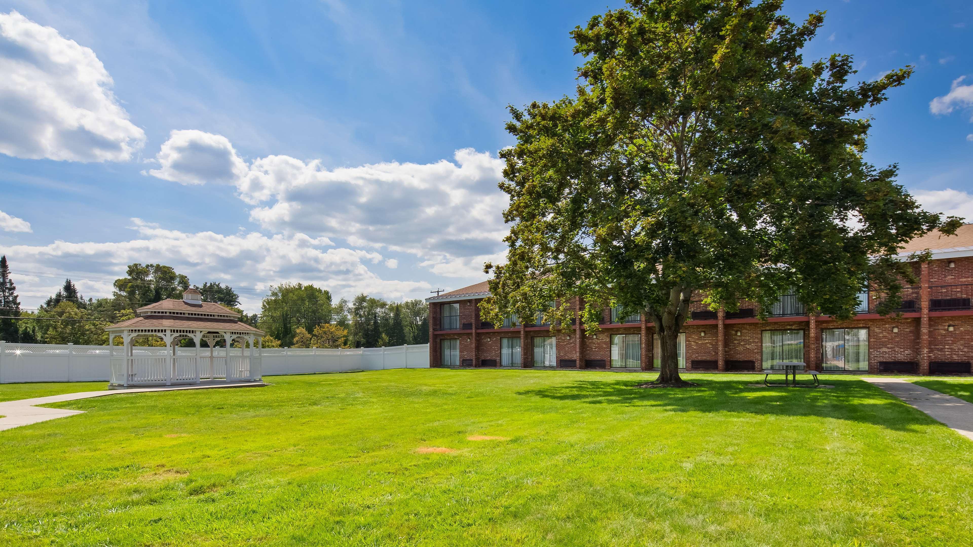 Best Western Plus Keene Hotel Exterior photo